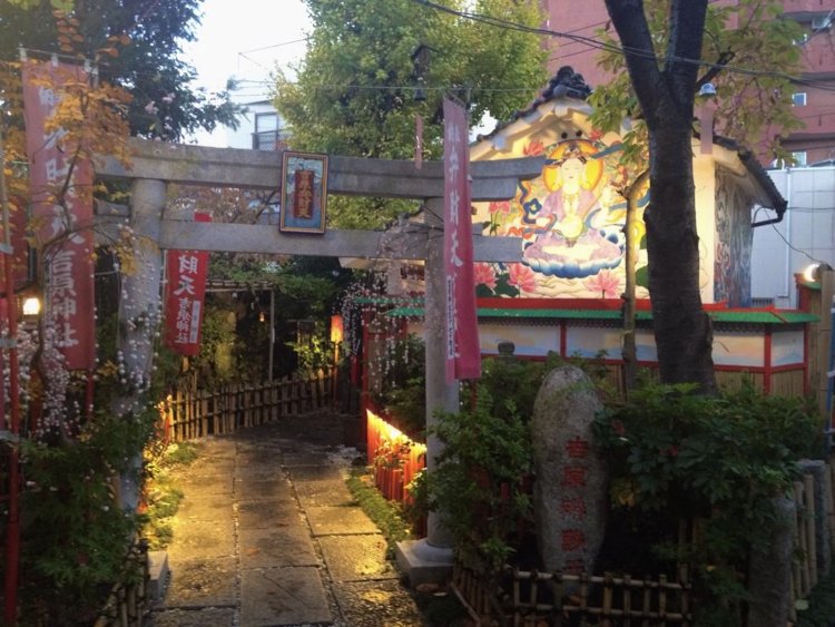 壁面の仏画が美しい。