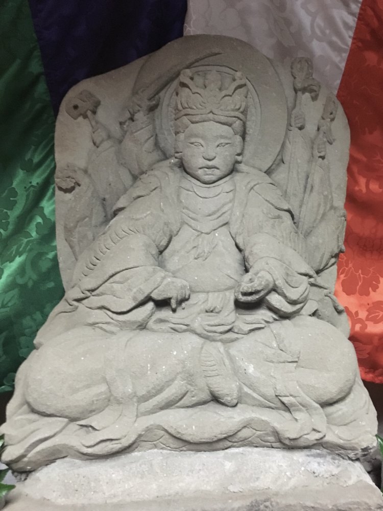 神聖な空気の中鎮座する弁財天（写真提供＝蟠竜寺）。