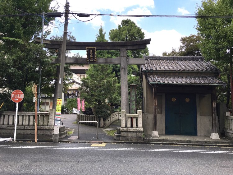 江戸情緒残る町にある「江島杉山神社」。