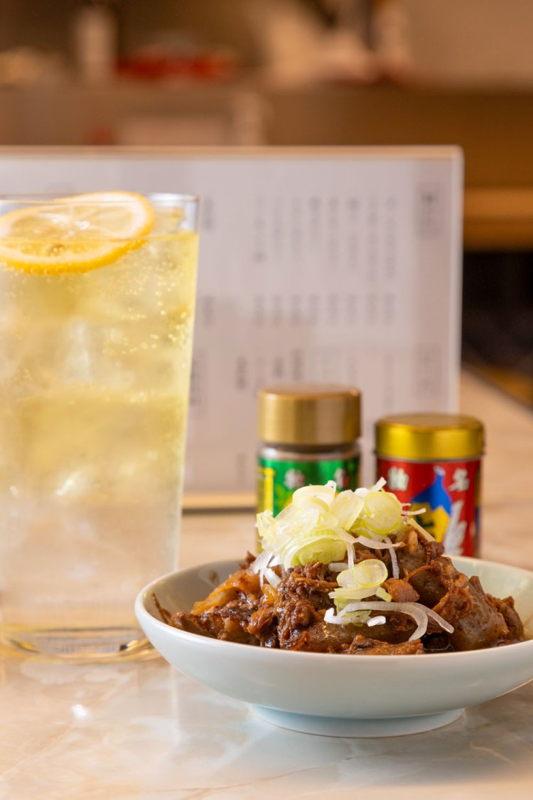 圧力鍋でしっかりと煮込んだ牛煮込み490円は甘めで洋風な味わい。ジンにリキュールを加え、炭酸で割ったボール（ジンハイボール）490円。