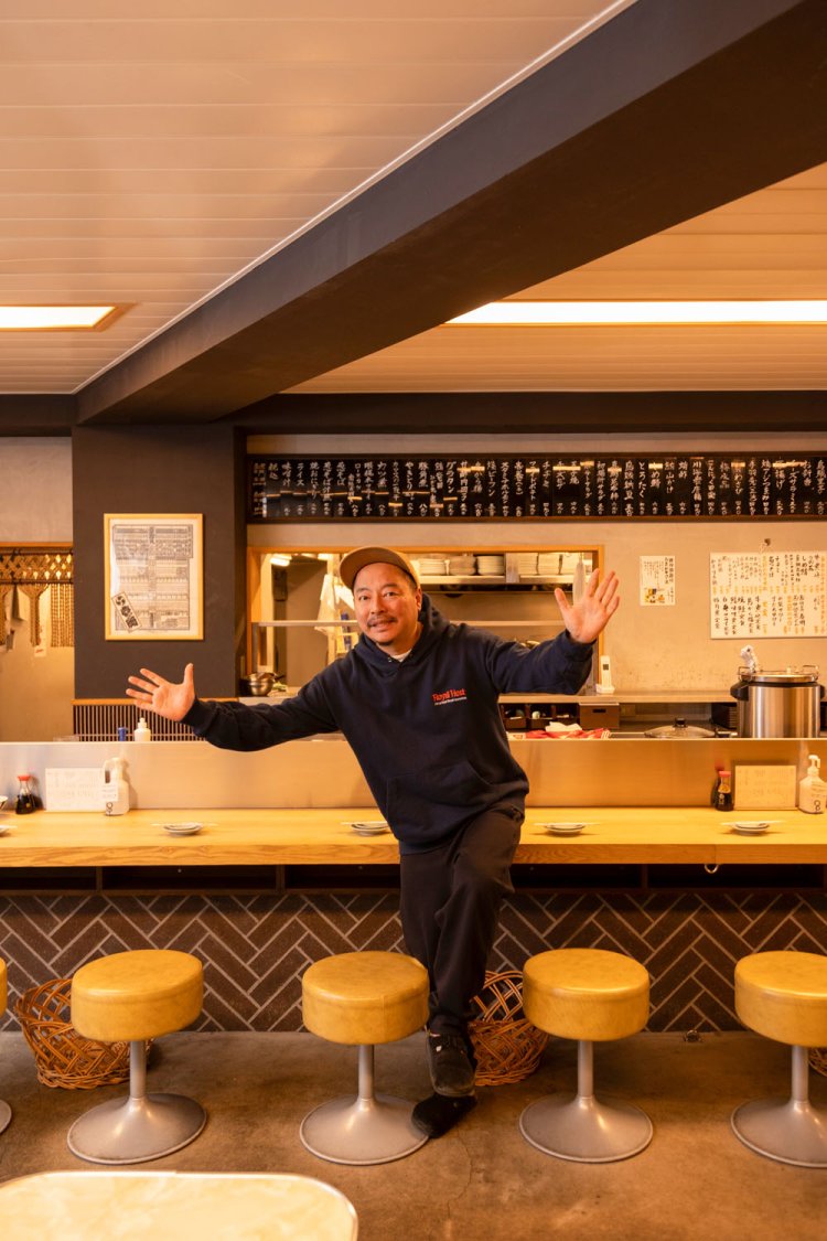 代表の吉利さん。店内はカウンター席、テーブル席、宴会もできる座敷席がある。