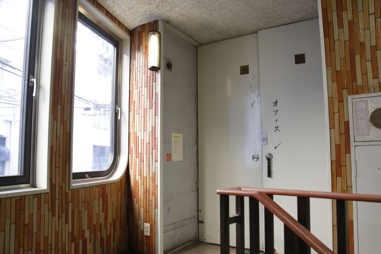 入り口は白い防火扉なので、見過ごさないように。