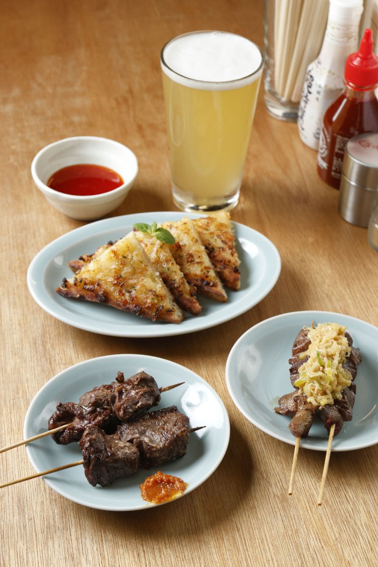 レバネギ2本430円や海老トースト660円、クラフトビールはレギュラー1030円。