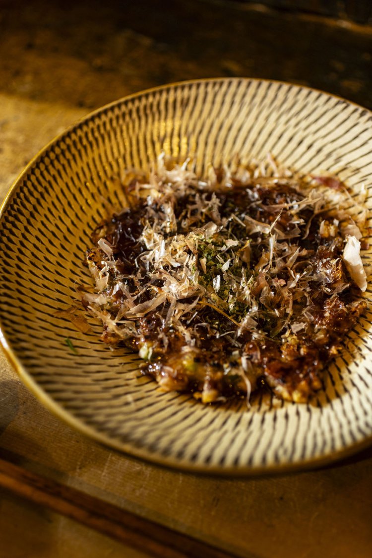 下地は薄いお好み焼き、上はもんじゃの不思議な生地にゲソが絡むげそ天580円。