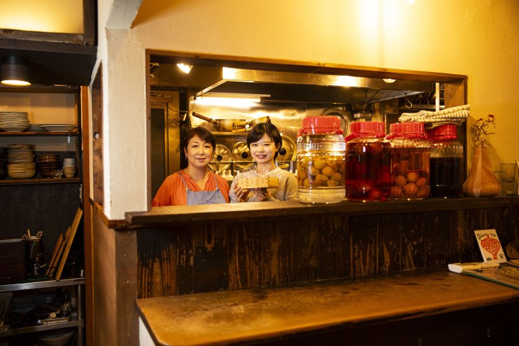 3代目店主の美幸さんと、飲み比べ用の三連升を手にする長女の実咲さん。