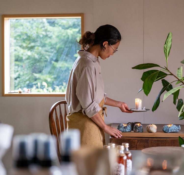 「ロウソクのあかりのもと、のんびりと過ごしていただければ」と思いを語る武藤綾乃さん。