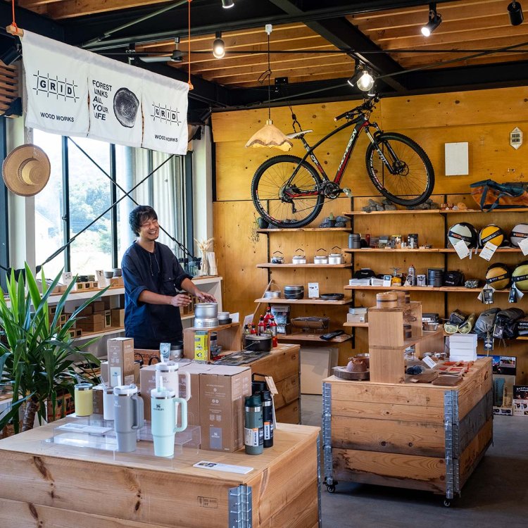 「日常使いに便利なグッズも扱っているので、気軽に立ち寄ってください」と代表の青木達也さん。