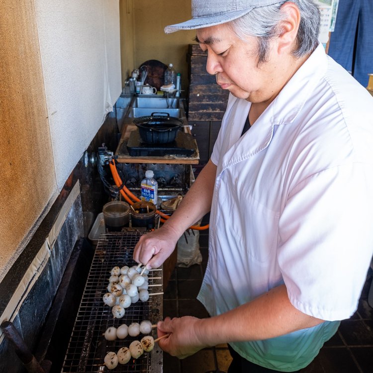 「注文を受けてから焼き始めるので7、8分ほどお待ちください」と5代目の杉田洋さん。