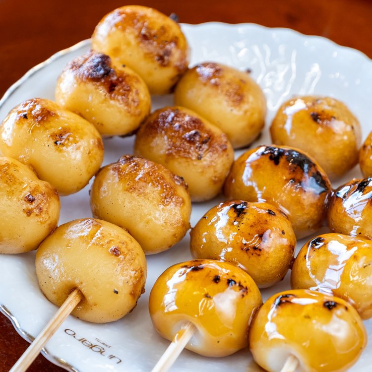 みたらし・しょうゆ味とも1串4粒で100円。