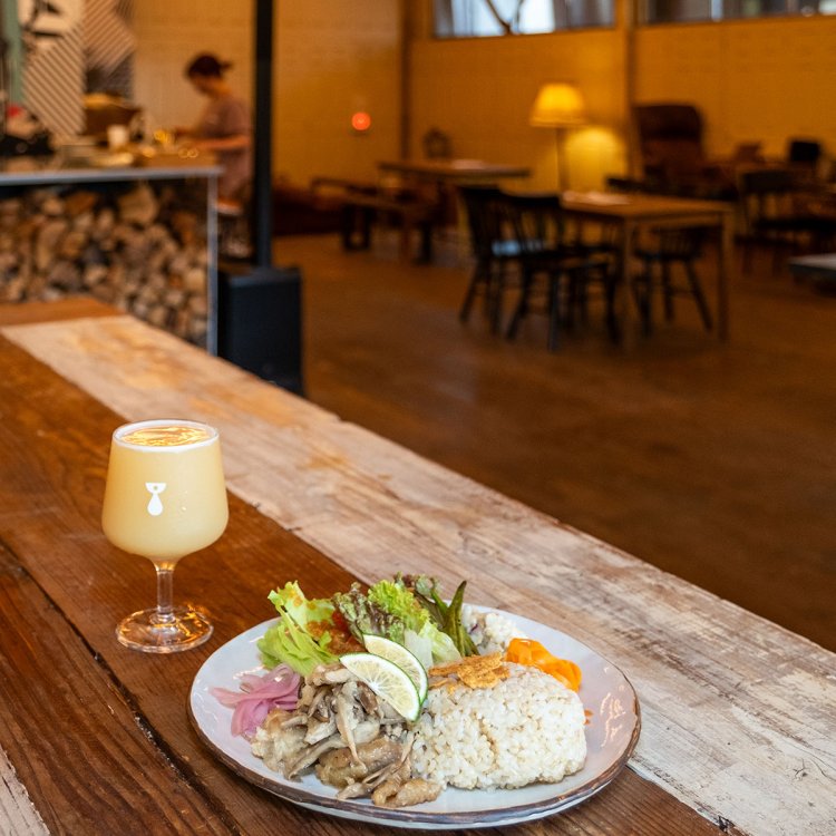 ビールに合わせた単品料理に加え、ときがわ野菜を使った日替わり玄米プレート1400円なども用意されている。