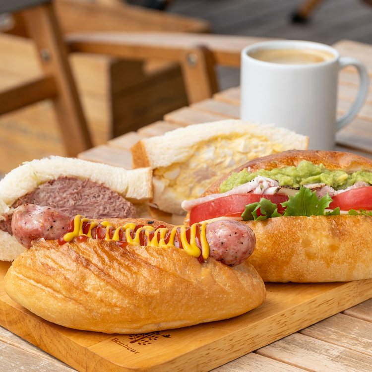 テラス席では注文を受けてから作るホットドッグ660円（左手前）などを味わえる。