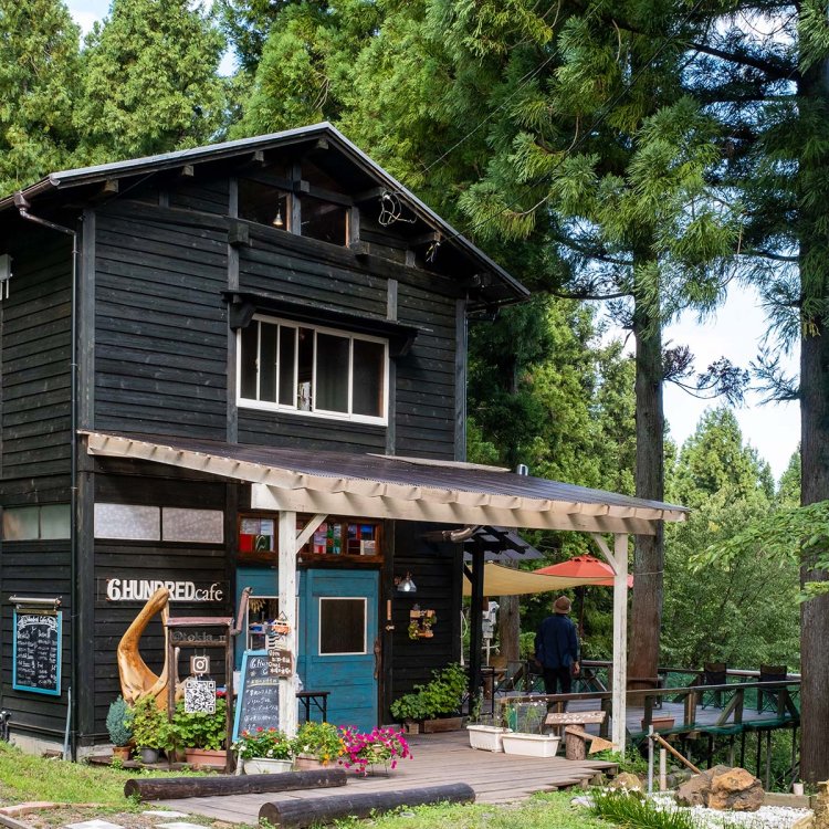 セルフリノベーションした店舗前には開放感抜群で人気のテラス席がある。HPから席の予約も可。