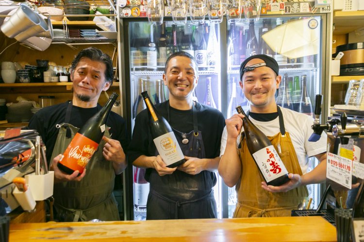 『博多酒場 ソルリバ』。右から柳泰元さん、塩川龍也さん、町飛宏幸さん。「味に人柄がでるのが日本酒のおもしろさ！」。