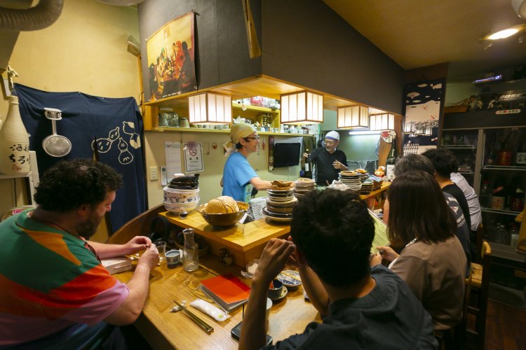 『酒肆ちろり』。店内はカウンター7席。