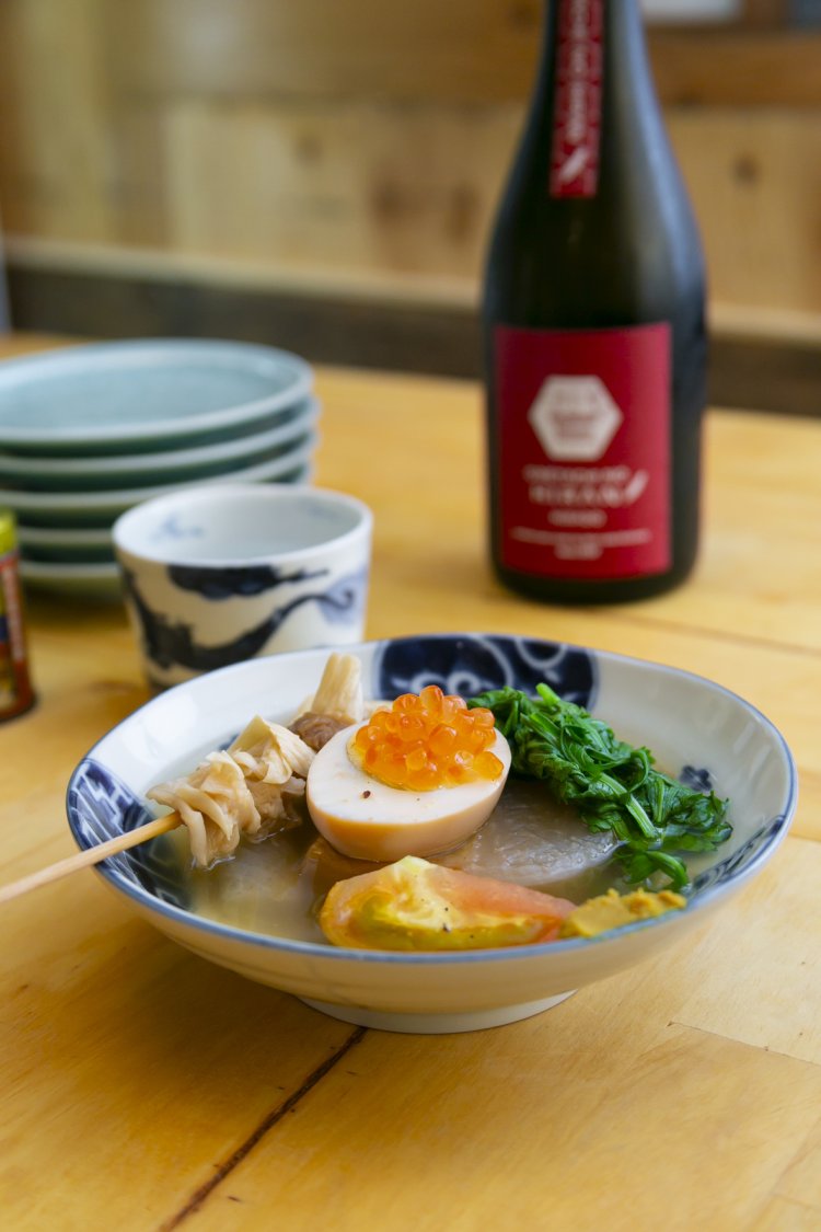 知り合いのそば職人から教わったそば出汁を使ったおでん。福岡といえばのギョーザ天や春菊など約20種。盛り合わせ8種1000円、日本酒700円〜。　