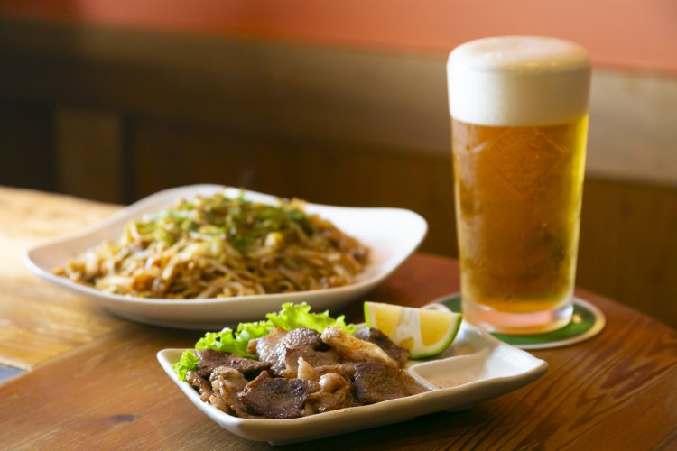 やきそば990円。15種の素材で作る魚粉が味の決め手。コウネ1078円は一般的に牛の肩から脇にかけての部位。ハートランド660円。