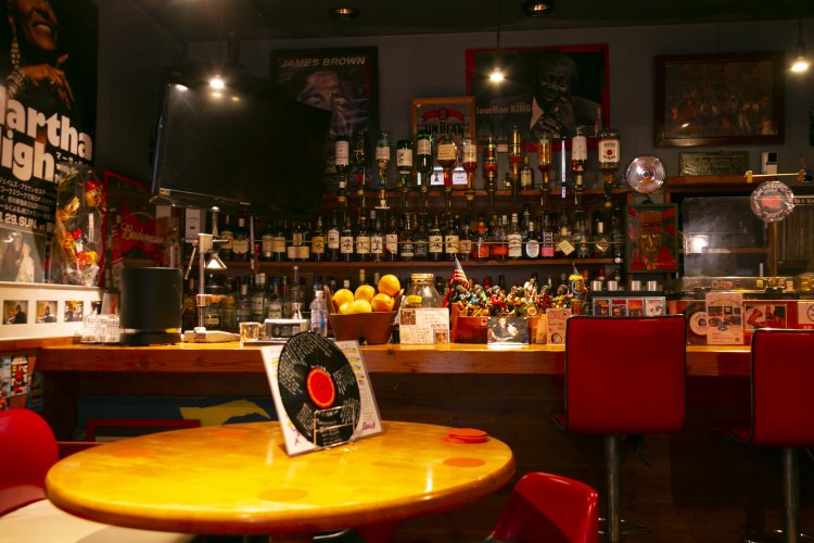 『JB’S BAR』はJBことジェームス・ブラウンとの交流もあり、写真やサインがいっぱい。