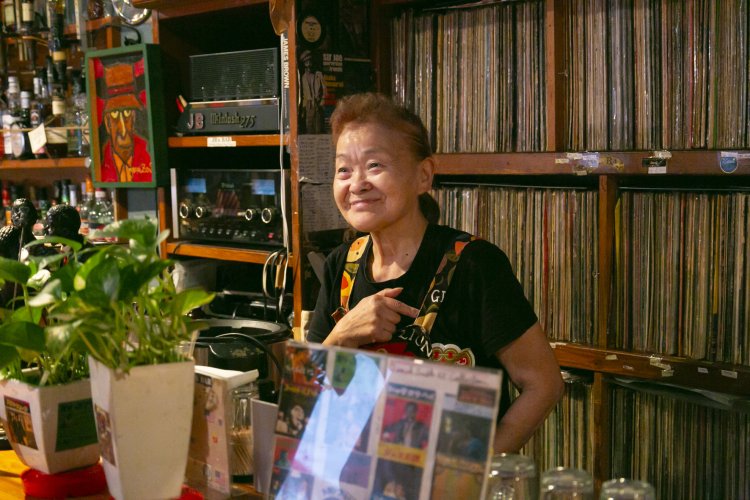 「私もソウルミュージックが大好きなの」と話すママの板東芳美さん（写真）と娘、孫で、腰痛で療養中のマスターの留守を預かる。