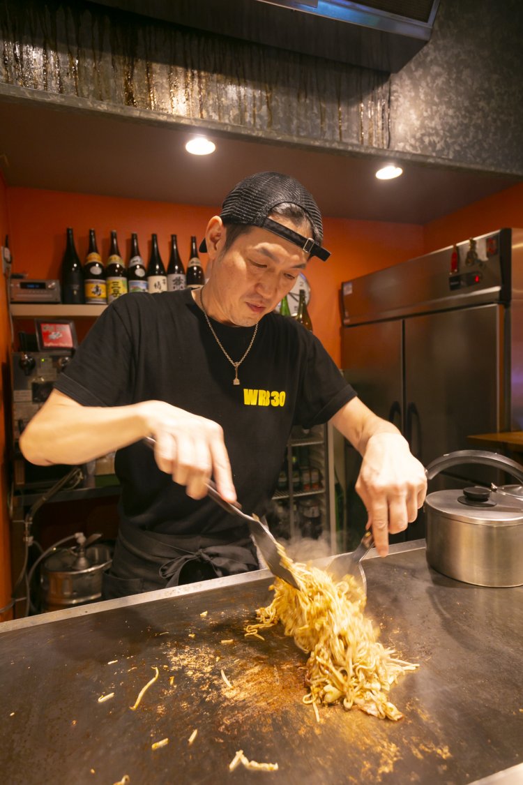 福岡愛あふれる『童童』の店主・遠藤さん。