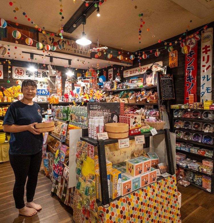 「全国から集めた70種以上のご当地サイダーも販売しています」と誇らしげな副支配人の冨田由喜枝さん。