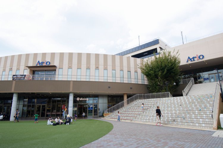 大型商業施設が多いのは郊外の特徴。一方で元気な個人店も多数。