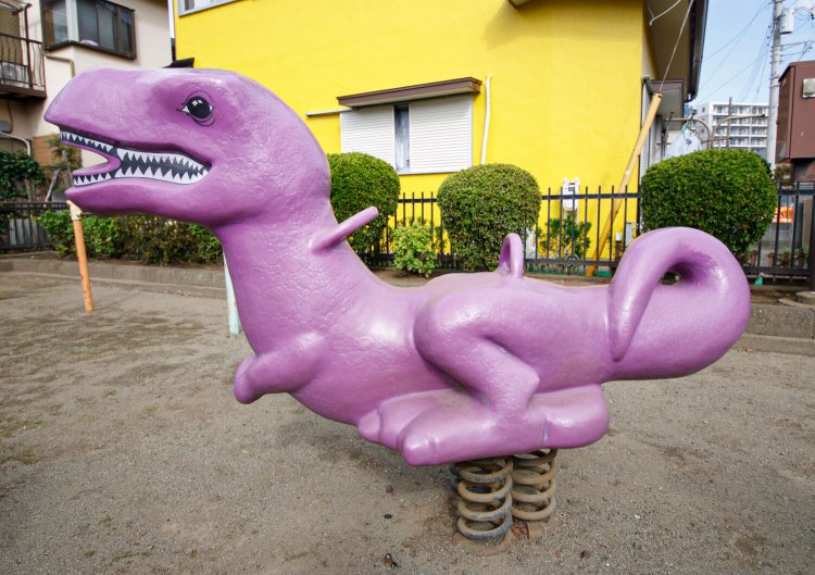 南橋本さつき公園で恐竜発見。色違いの兄弟が市内にいるらしい。