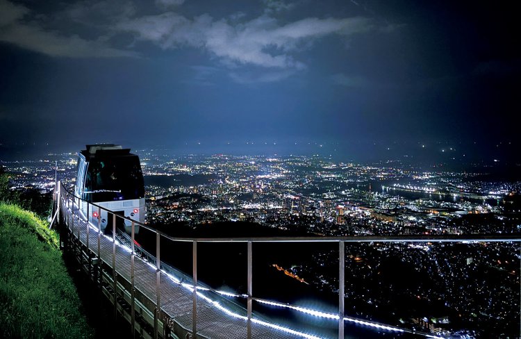 景色が見えるよう窓側に向けて席が配置されているスロープカー。