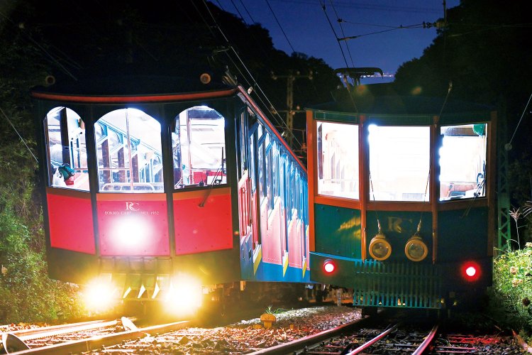 レトロな車体で年間をとおして夜の運行を実施。
