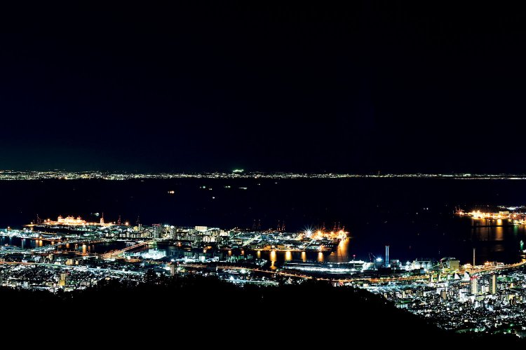 山上の天覧台は神戸市街から大阪湾まで見渡せて、圧倒的なスケール感だ。