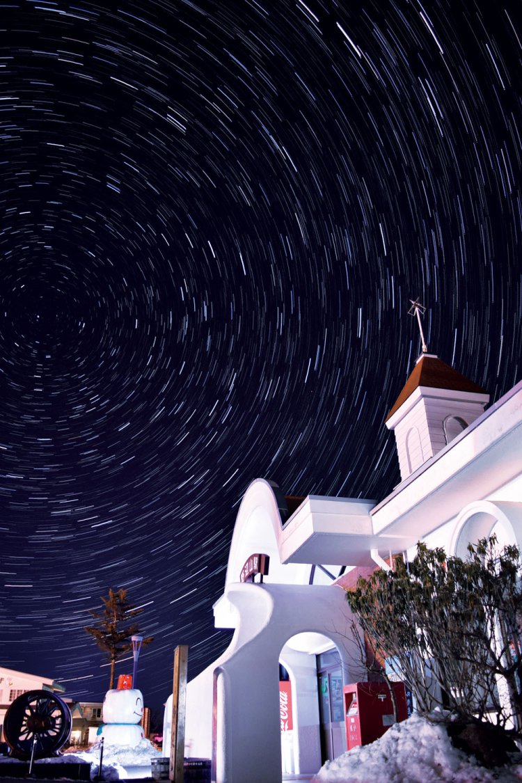 「天空にいちばん近い列車」がコンセプト。野辺山駅では季節の星座の話を聞きながら星空を堪能できる。
