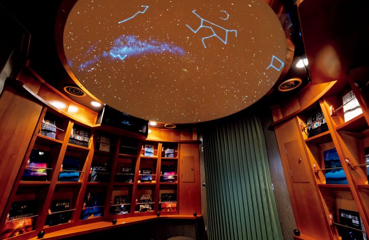 半球形ドームの天井にプラネタリウムを投影する2号車の「ギャラリーHIGH RAIL」。