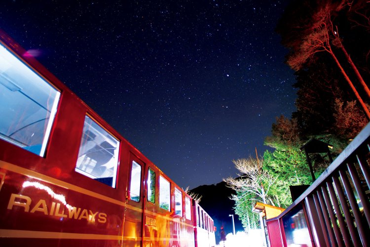 湖に浮かぶように佇む奥大井湖上駅で約1時間観察に没頭できる。