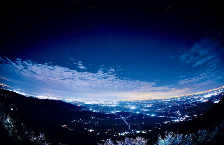 地平線に沿うように延びる光の線が幻想的。晴れていれば東京都心まで見渡せる。