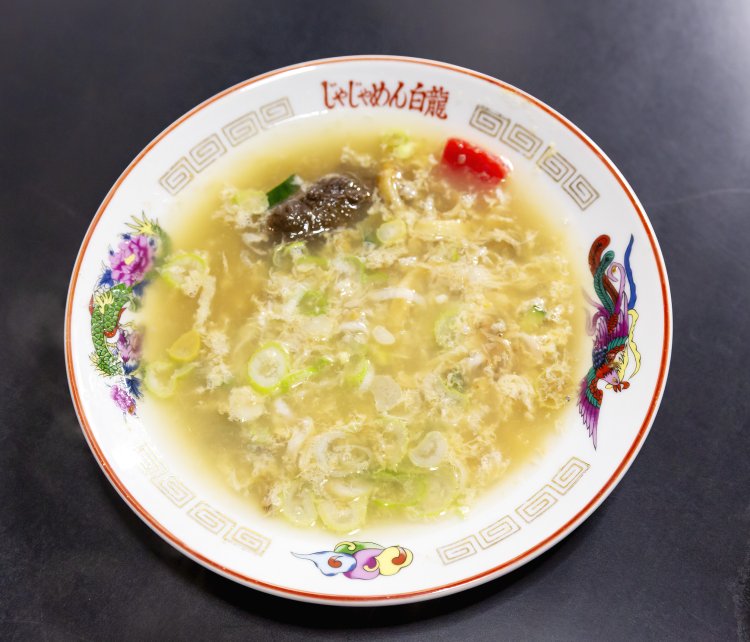 じゃじゃ麺中700円。麺を食べ終えたあと、じゃじゃ味噌に麺の茹で汁と卵を加えるちーたんたんは50円。「ちーたんたんお願いします！」と注文しよう。