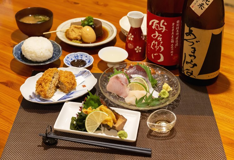 左上から時計回りに塩むすび330円、八丁味噌で煮込む味噌おでん880円、お刺身の盛り合わせ1780円、寒ボヤの刺身980円、佐助豚のメンチカツ420円。岩手の地酒は半合650円。