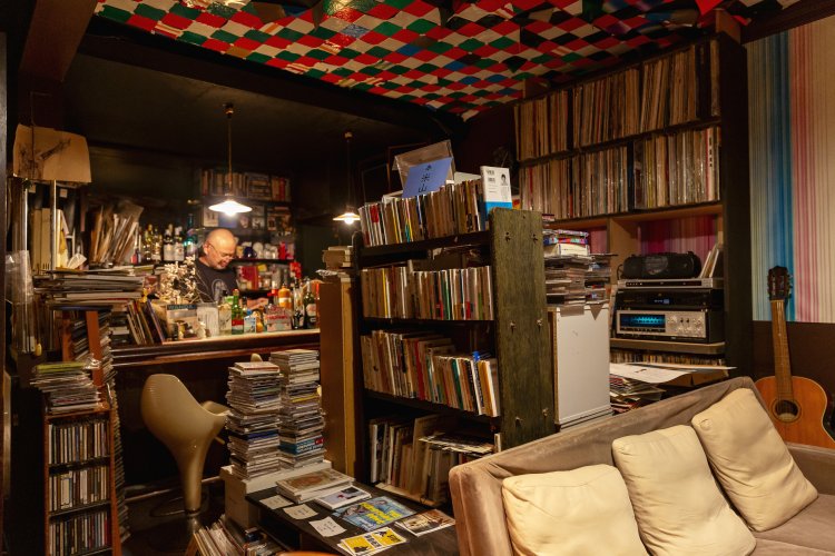 ハイネケンの生ビールやウイスキーなど、アルコール類600円～を手に音楽を鑑賞。