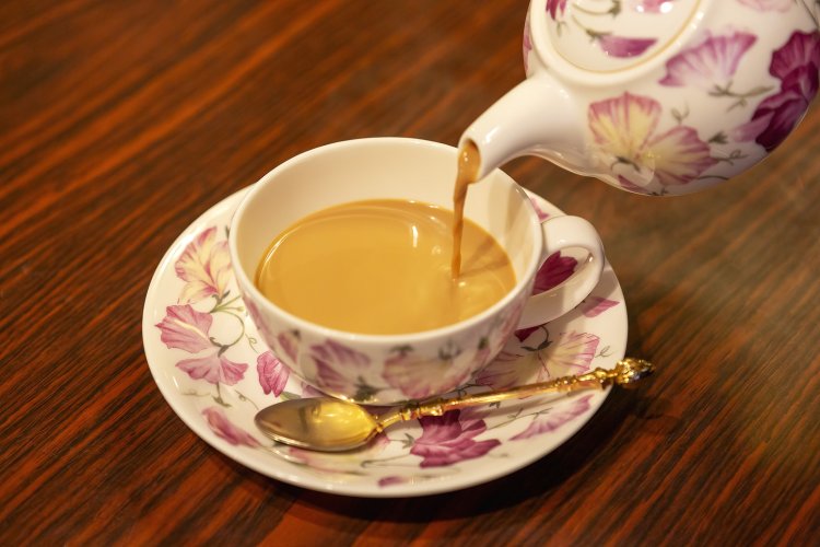 オリジナルスパイスで体が温まる、冬におすすめのスパイスミルクティーはポットで550円。