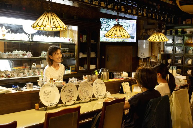 息子の亮一さんと2人で切り盛りする店主の児山千代子さん。