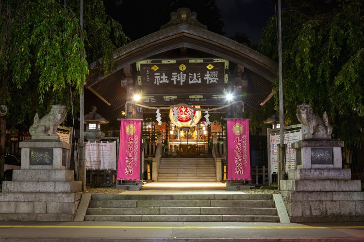 寛延2年（1749）、8代南部藩藩主の南部利視（としみ）により盛岡城内に創建された櫻山神社。