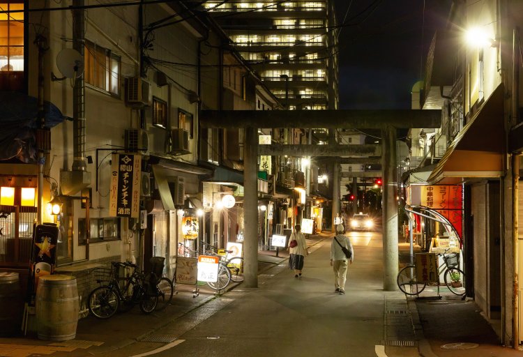 櫻山神社の参道に店が集まる。