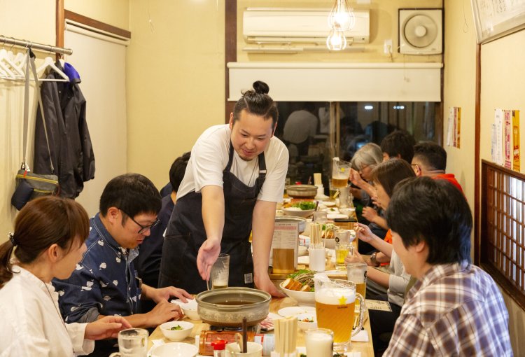 料理の説明も丁寧な、『808 盛岡桜山』店長の平坂吉成さん。
