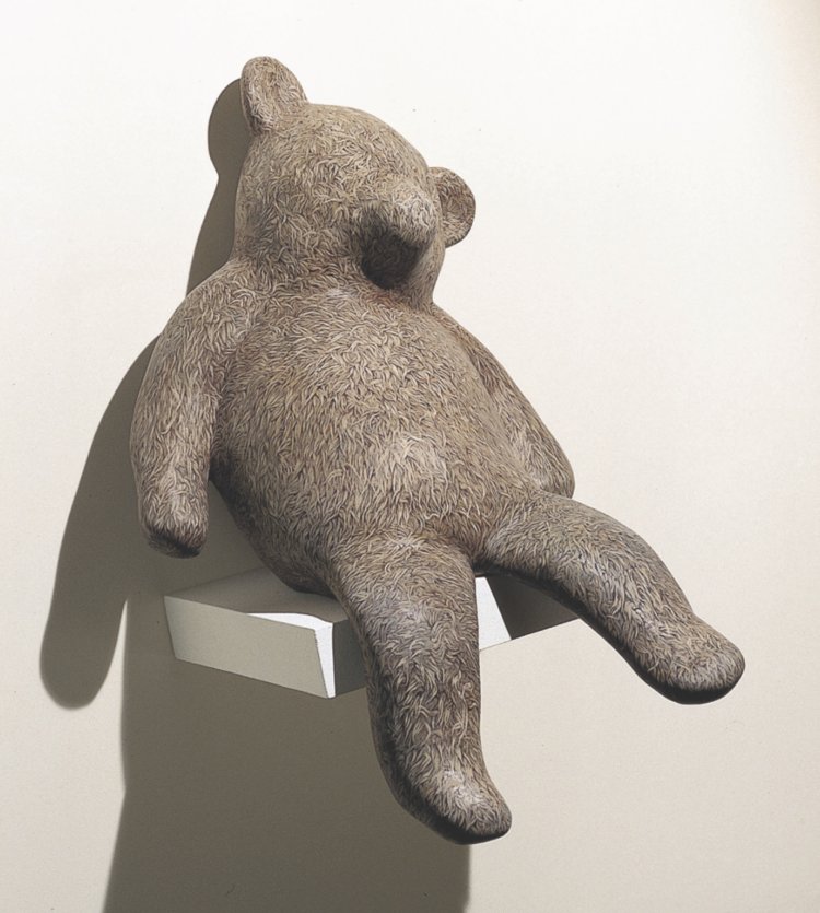 「胡蝶の正夢」2000年 FRPにテンペラと油彩の混合技法 台座 撮影＝Yasunori Tanioka。