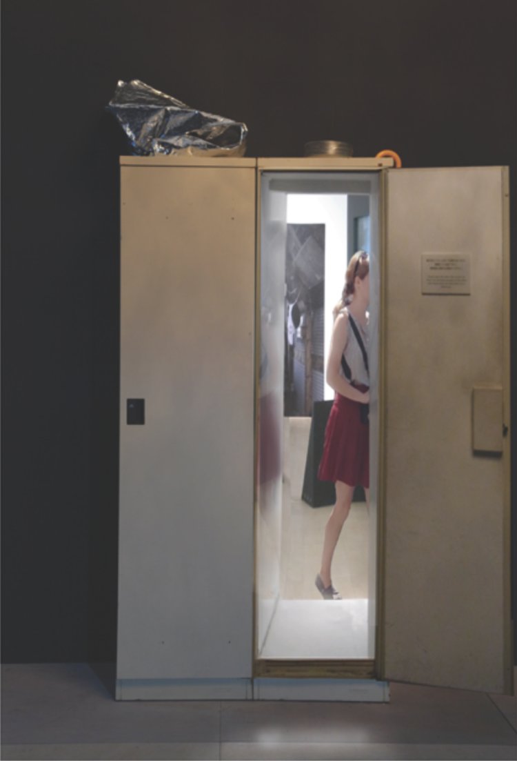 「六本木クロッシング2010展：芸術は可能か？」出品作「わたしたち2010年3月19日―7月4日」の出入り口。