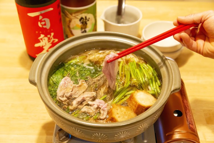 盛岡の寒い冬にぴったり、「岩手がも」の鴨せり鍋1人前2480円（そば付き。注文は2人前から）。