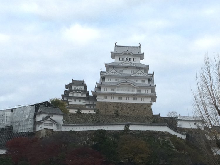 駅を降りると正面に見える姫路城（兵庫県姫路市）。築城当時の姿をとどめる国宝の現存天守である。