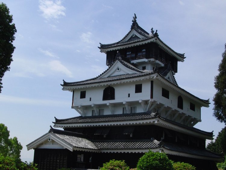 吉川広家により慶長6年（1601）に築城され、一国一城令により取り壊された岩国城（山口県岩国市）。現在の天守は1962年に外観復元されたが、当時の天守台とは異なる位置に築かれている。