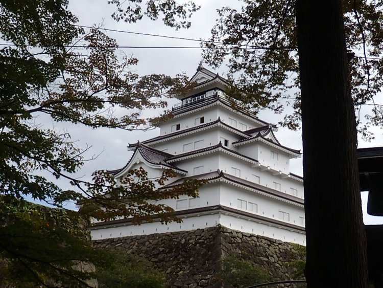 会津若松城（福島県会津若松市）は、陸軍の兵営地とされて建造物はすべて破却された。現在の天守は1965年に外観復元されたもの。