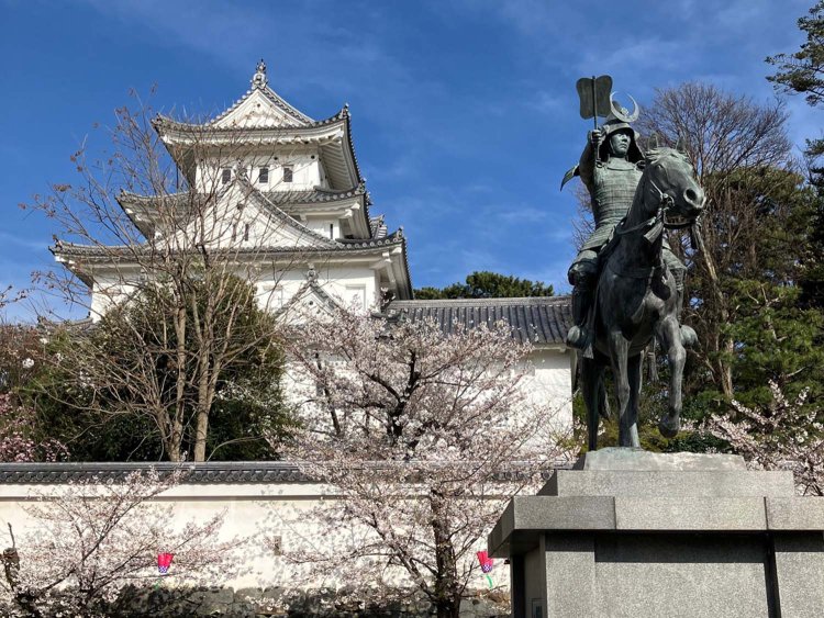 美濃大垣藩初代藩主の戸田氏鉄の騎馬像と大垣城（岐阜県大垣市）。空襲で焼失後、1959年に外観復元された。