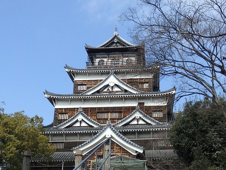 原爆で倒壊後、1958年に外観復元された広島城（広島県広島市）。下見板張の壁など忠実に復元されているが、劣化が進み、木造復元も含めて検討されている。