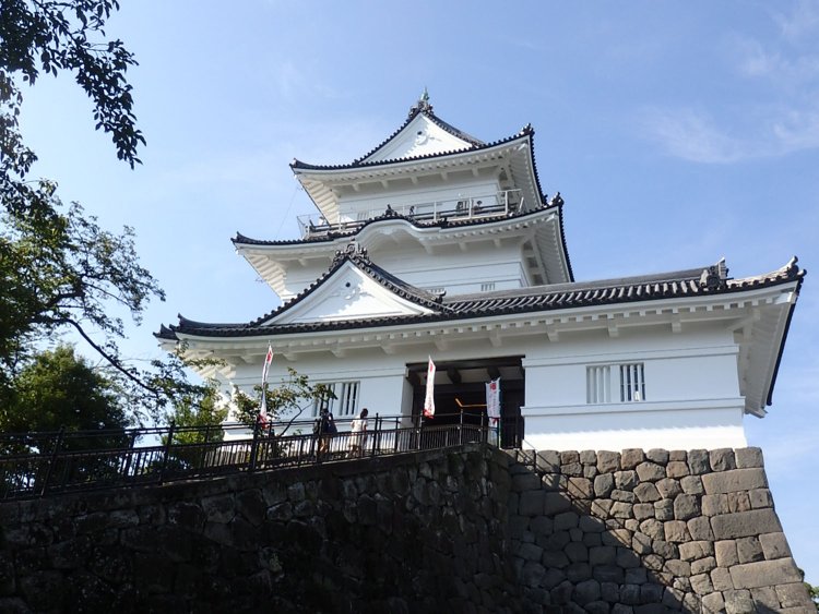 明治3年（1870）に廃城が命じられ、天守が取り壊された小田原城（神奈川県小田原市）。模型や絵図を参考にして、1960年に復興された。